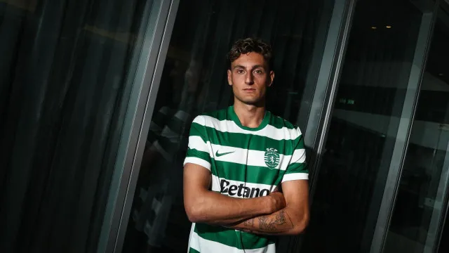 
                    Oficial: Sporting anuncia novo reforço para o meio-campo
                