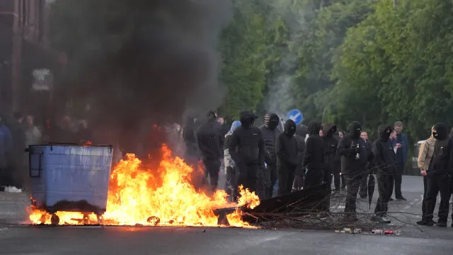 
                    Carros em chamas e vias cortadas: Protestos após esfaqueamento em Belfast
                