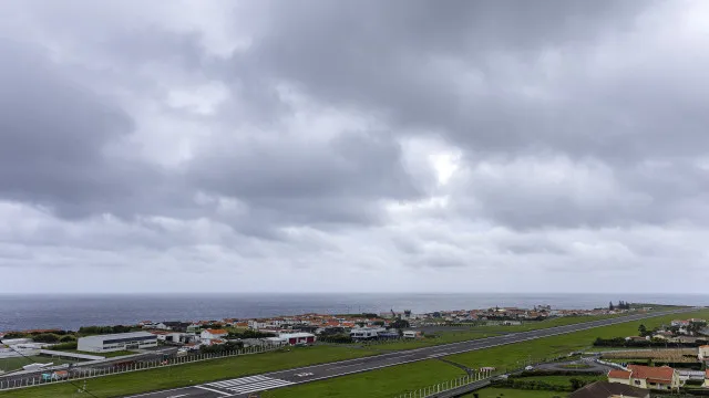 
                    Governo dos Açores acompanha situação da operação no Aeroporto das Flores
                
