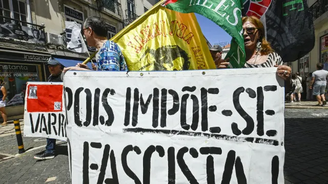 
                    Cerca de 200 pessoas manifestaram-se no Porto contra crimes de ódio
                