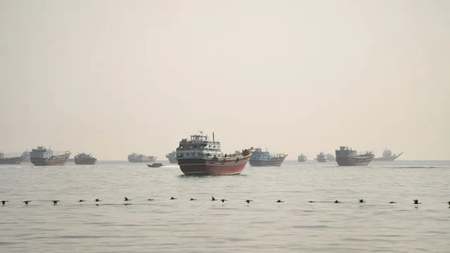 
                    Três desaparecidos e 21 resgatados após ataque a navio ao largo de Omã
                