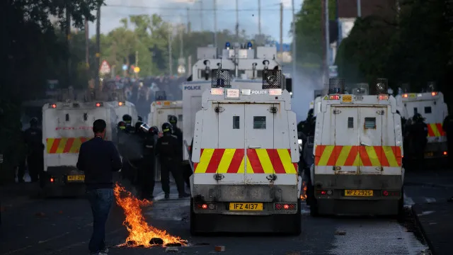 naom_6a29e63d79cce Segunda noite de protestos na Irlanda do Norte após ataque em Belfast