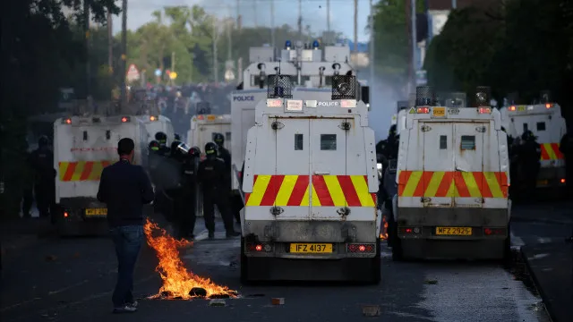 naom_6a29e63d79cce Segunda noite de protestos na Irlanda do Norte após ataque em Belfast