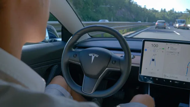 
                    Condução automatizada da Tesla aprovada em mais um país da Europa
                