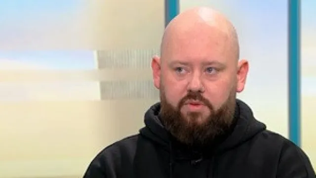 
                    Herói que fez frente a atacante de Belfast com pá conta o que pensou
                