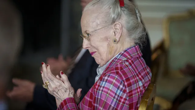 
                    Rainha Margarida reaparece em público com andarilho após internamento
                
