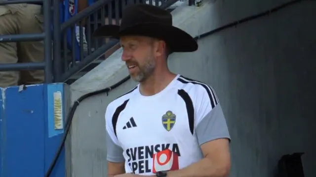 
                    Potter cumpriu promessa e apareceu no treino com um... chapéu de cowboy 
                