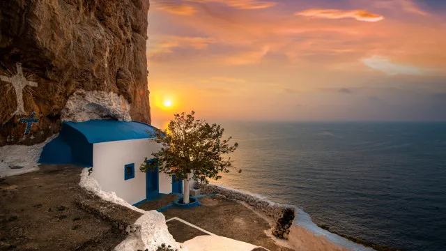 
                    4 destinos de praia baratos na Europa para visitar este verão
                