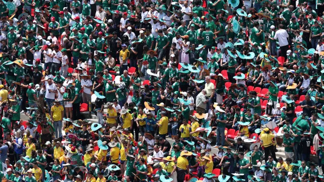 
                    México entre os mariachis e o cordão aos manifestantes
                