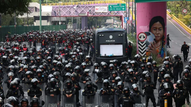 
                    Tensão total. Manifestantes rompem bloqueio e chegam às portas do Azteca
                