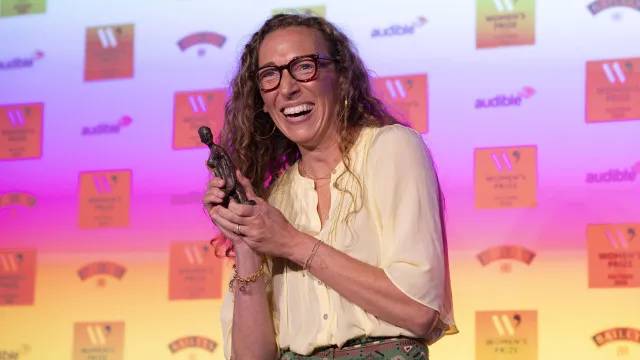 
                    Virginia Evans vence Women's Prize for Fiction com 