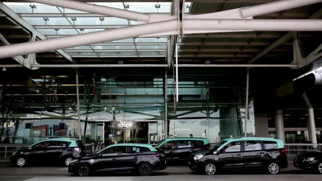 
                    Lisboa. Protesto de taxistas obriga a parar operação da PSP no aeroporto
                
