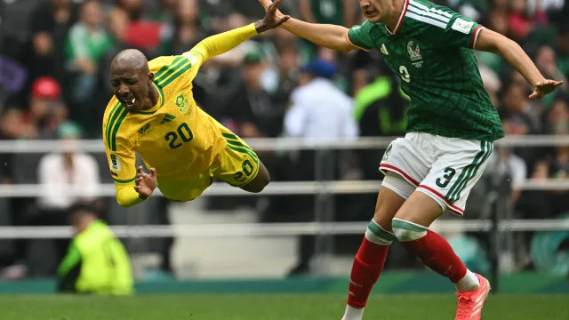
                    As imagens do 1.º dia do Mundial2026: Lágrimas, expulsões e... mariachis
                