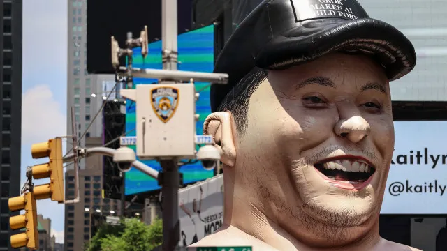 Musk insuflável em Nova Iorque: Houve protesto contra Grok e cetamina