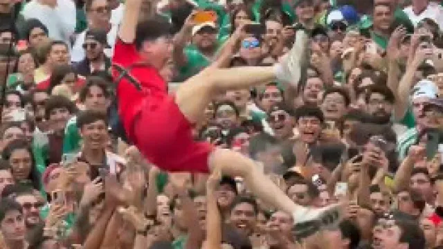 'Loucura' no Mundial. México vence... e coreano vai (literalmente) ao ar
