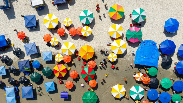 Chapéu de sol nas praias: Quais são os direitos dos banhistas? Há multas?
