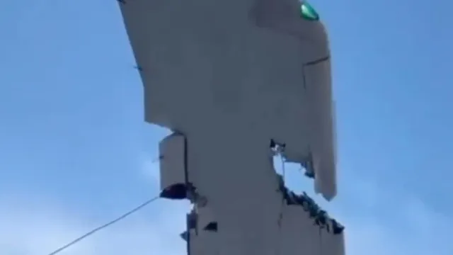 Avião com 267 passageiros colide com torre em aeroporto na Turquia