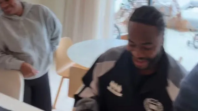 Foi desta forma que Sterling apareceu pela 1.ª vez após detenção