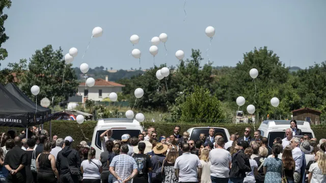 
                    Centenas assistem ao funeral de Lyhanna, menina de 11 anos assassinada
                