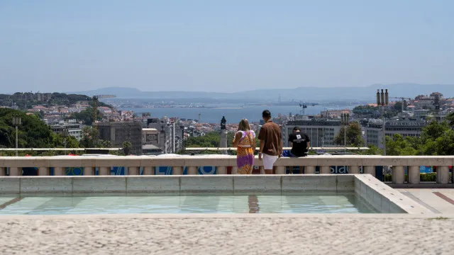 
                    Próxima semana com temperaturas mais baixas, mas ainda acima do normal
                