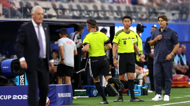 "O erro do Mundial". Árbitro espanhol viola protocolo e desata a polémica