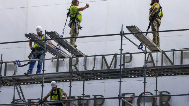 Nome de Donald Trump começou a ser removido do Kennedy Center