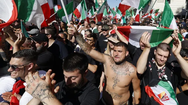 
                    Milhares marcham em Roma em manifestações contra e a favor da imigração
                