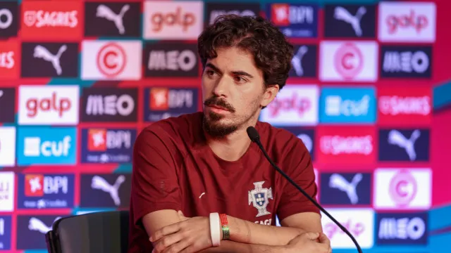 
                    Da pulseira oferecida por Montenegro ao favoritismo. O que disse Vitinha?
                