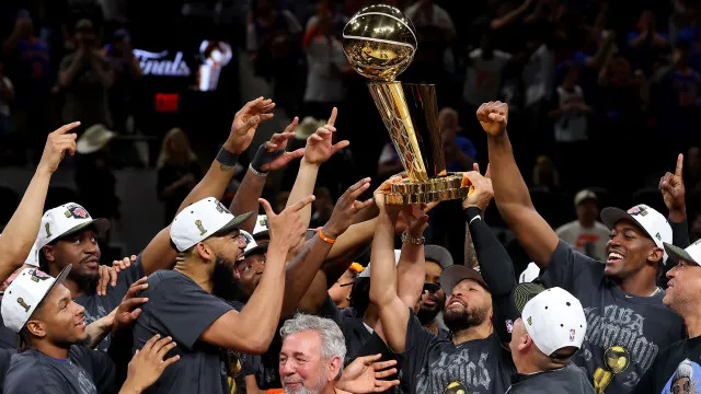 
                    Mão quente de Brunson dá aos New York Knicks o primeiro título desde 1973
                