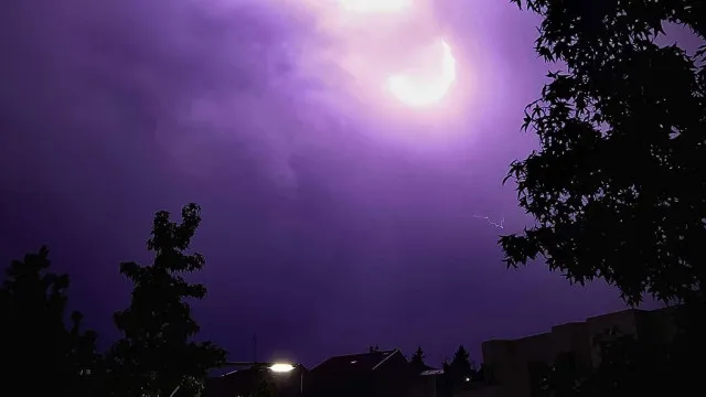 
                    Calor e... trovoada durante a noite em várias zonas do país. As imagens
                