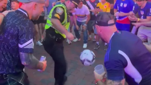 
                    Polícia de Boston junta-se a adeptos para dar toques em bola. Há vídeo
                