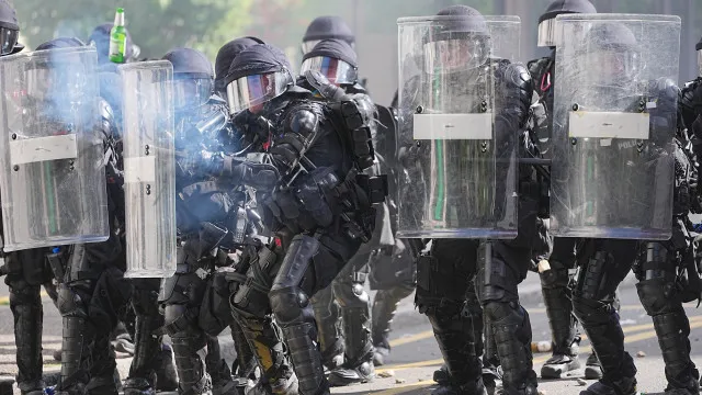 
                    Confrontos entre manifestantes anti-G7 e polícia perto da ONU em Genebra
                