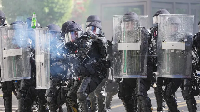 
                    Confrontos entre manifestantes anti-G7 e polícia perto da ONU em Genebra
                