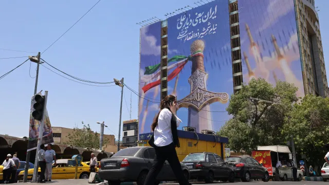 
                    Designers iranianos detidos desde 19 de julho após reunião com diplomatas
                