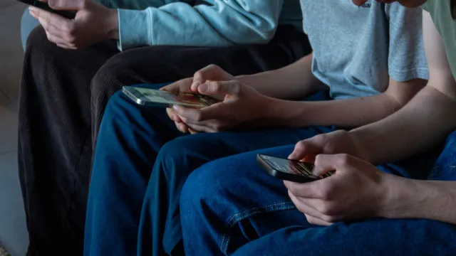 
                    Reino Unido vai anunciar proibição do uso de redes sociais para menores
                