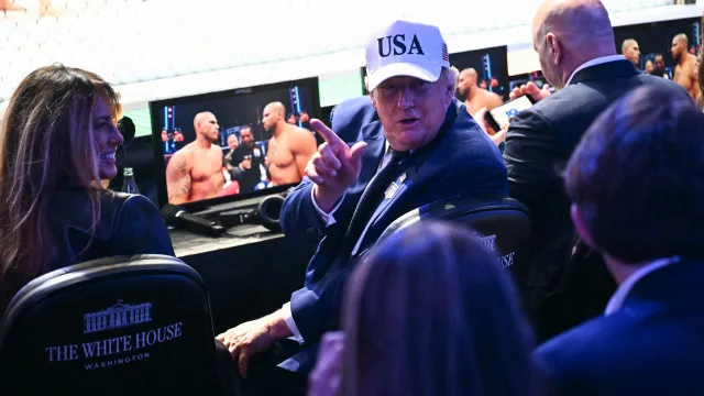 
                    Trump anuncia acordo com Irão em dia de anos com wrestling na Casa Branca
                