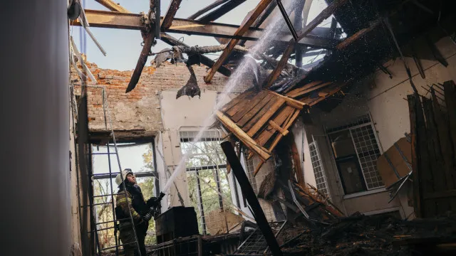 
                    Ataque em Kharkiv mata pelo menos cinco socorristas
                