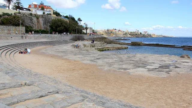 
                    Agente da PSP de férias salva idosa de afogamento em praia de Cascais
                