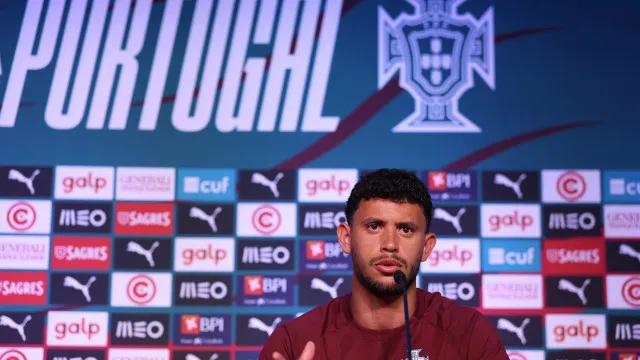 Matheus Nunes explica idas de Portugal à praia: "Totalmente normal"