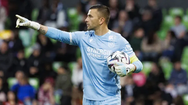 
                    Oficial: Anthony Lopes reforça Angers e continua na Ligue 1
                