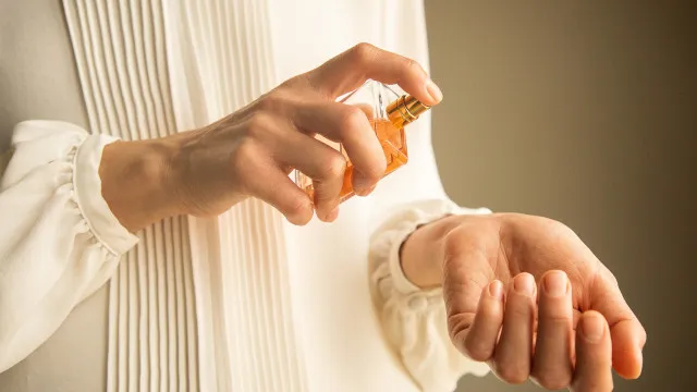 
                    Procura o perfume ideal? Eis os truques e regras de etiqueta parisienses
                