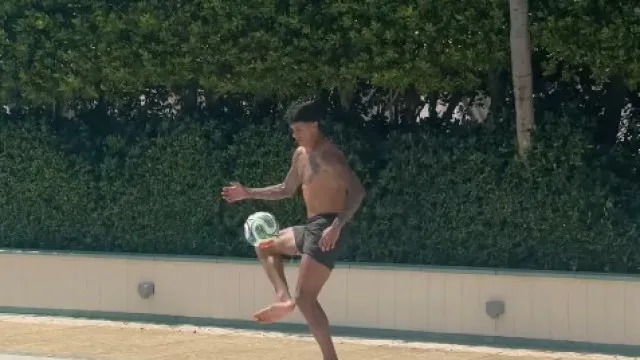 
                    Depois da praia... a piscina. Félix e Cancelo dão 'show' antes do Mundial
                