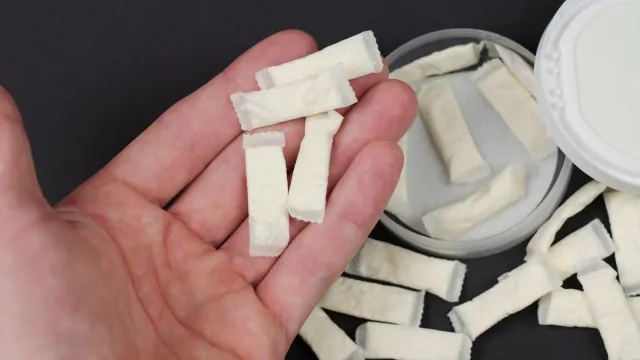 
                    Bolsas de nicotina: Menos nocivas do que cigarro ou nova forma de adição?
                