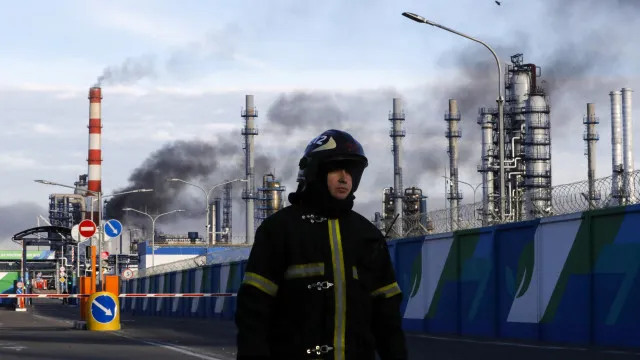 
                    Ataque com drones incendeia refinaria de combustíveis em Moscovo
                