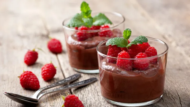 
                    Esta receita de mousse de chocolate proteica leva apenas 4 ingredientes
                