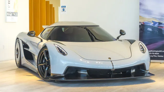 
                    Piloto supera os 300 km/h com uma mão no volante e outra no telemóvel
                