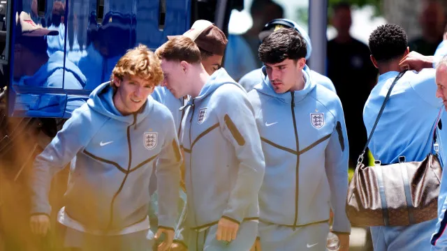 Sai um, entra outro. Baixa em Inglaterra na véspera da estreia no Mundial