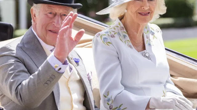 
                    As imagens do rei Carlos III e Camilla na abertura do Royal Ascot
                