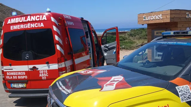 
                    Surfista resgatada após fraturar membro superior na praia da Cordoama
                