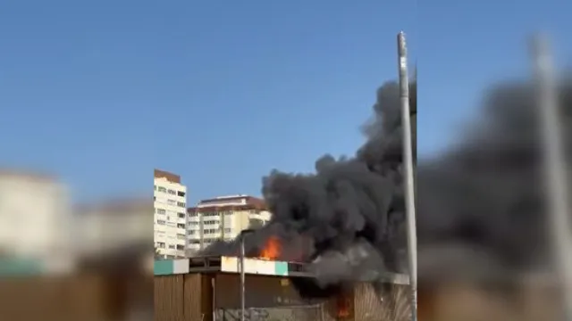
                    Bombeiros combatem incêndio em bar da praia do Dragão Vermelho
                